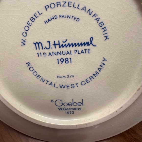 Six Hummel Collector Plates - Picture 2 of 8